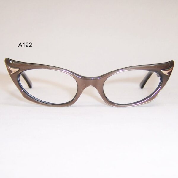Exaggerated 1950/60s catseye frame